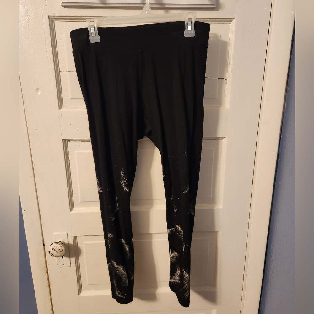 Torrid black leggings w/feathers Size 1 (14)
